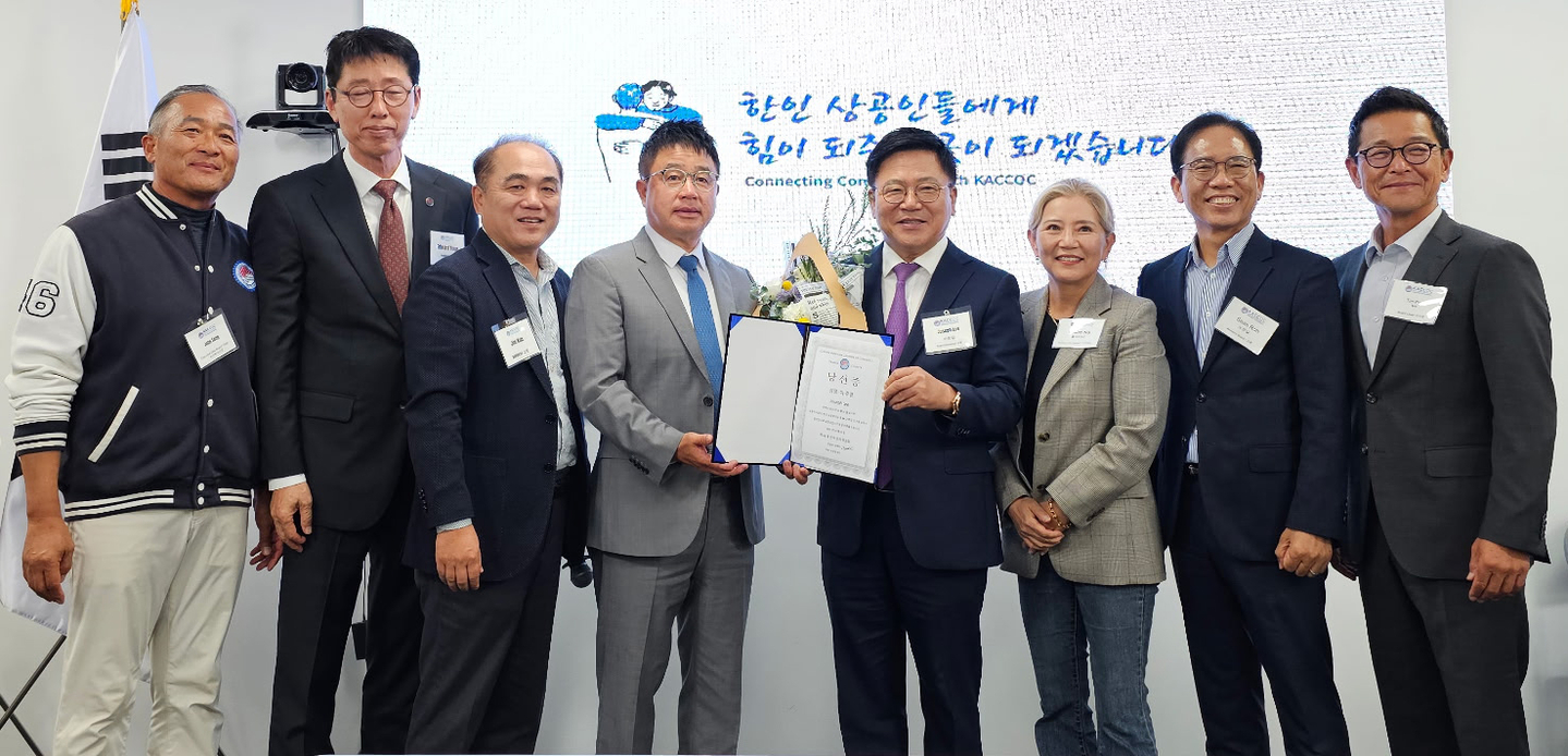 이중열(왼쪽에서 다섯 번째) 제48대 OC한인상공회의소 회장 당선인이 브라이언 정 선관위원장으로부터 당선증을 받고 있다. 맨 오른쪽이 47대에 이어 48대에도 유임하는 팀 박 이사장. [상의 제공] 
