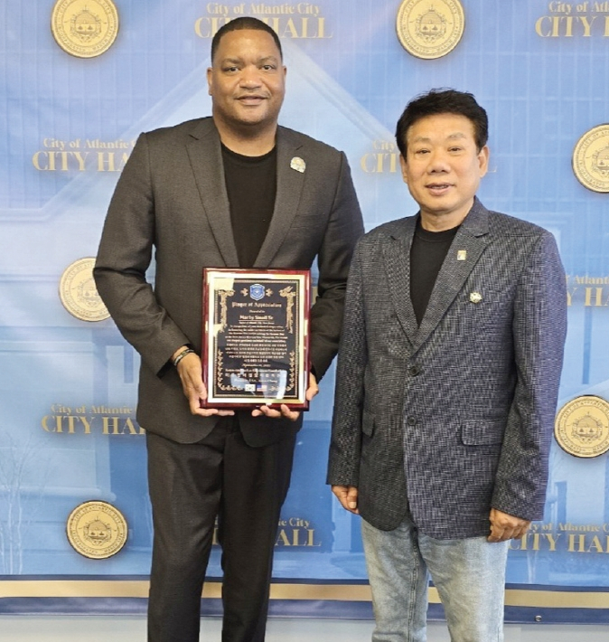 미주한미경찰자문위원회는 지난 10일 뉴저지주 애틀랜틱시티 마티 스몰시니어 시장과 만나 한국전 기념탑 한국기 게양 등에 대해 의논하고 감사패를 전달했다. 애틀랜틱시티는 한인 등 다민족이 많이 찾는 관광지로 한국전 기념탑이 위치해 있다. [미주한미경찰자문위원회]