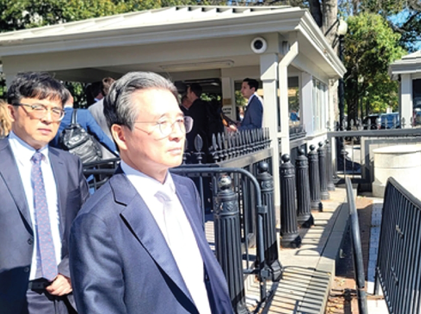 김용범 대통령실 정책실장(오른쪽)이 16일 한미무역협상의 일환으로 백악관 예산관리국(OMB)을 방문한 뒤 백악관을 나서고 있다. 김 실장은 김정관 산업통상자원부 장관, 여한구 통상교섭본부장 등과 함께, 한미 무역합의의 일환으로 추진중인 한미 조선협력 ‘마스가(MASGA·미국 조선업을 다시 위대하게) 프로젝트’에 대해 백악관 당국자들과 논의한 것으로 알려졌다. [연합뉴스]