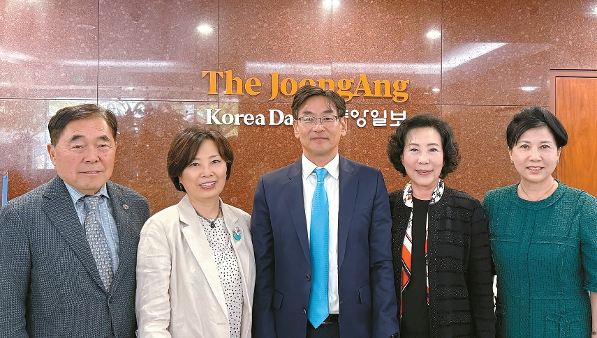 지난 15일 외국어대 LA GCEO 총원우회가 본지를 방문했다. (왼쪽부터)김춘식 전 총회장, 조미순 동아리 위원장, 신현 총회장, 줄리아나 윤 수석 부회장, 제시카 변 부회장.