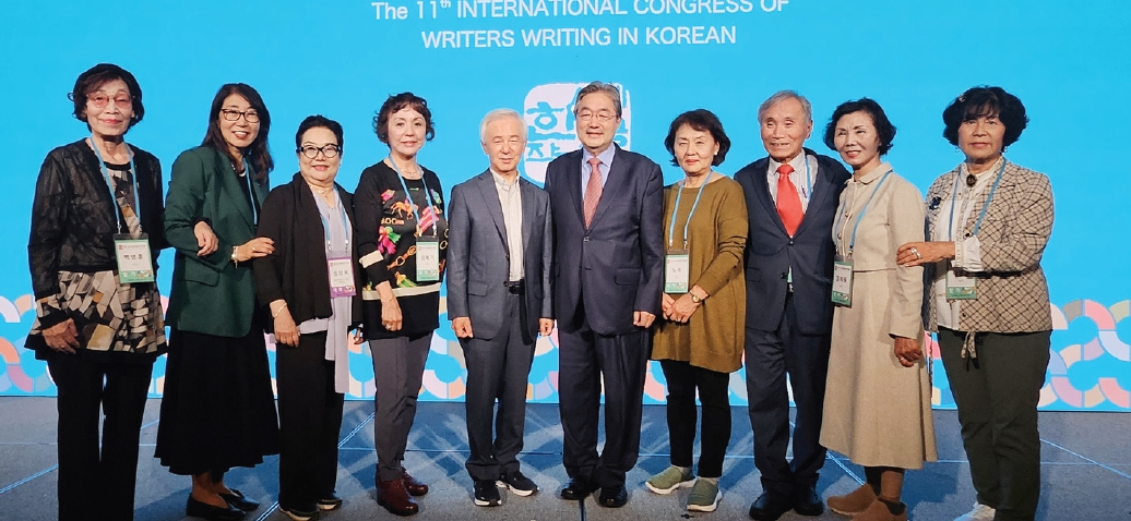 제11회 세계한글작가대회가 지난 14일부터 17일까지 연세대학교 백양누리에서 1000여 명이 모인 가운데 성대하게 열렸다. 뉴욕과 뉴저지 지역 작가인 백명훈 시인, 황미광 시인(국제 펜 미동부 회장), 심상옥 시인(국제펜 한국본부 이사장), 임혜기 소설가, 김홍신 소설가(행사 조직위원장), 김종회 평론가(행사 집행위원장), 노려 수필가, 윤관호 시인, 김자원 수필가, 이영달 수필가가 함께했다.(왼쪽부터)  [국제 펜 한국본부 미동부 지역위원회]