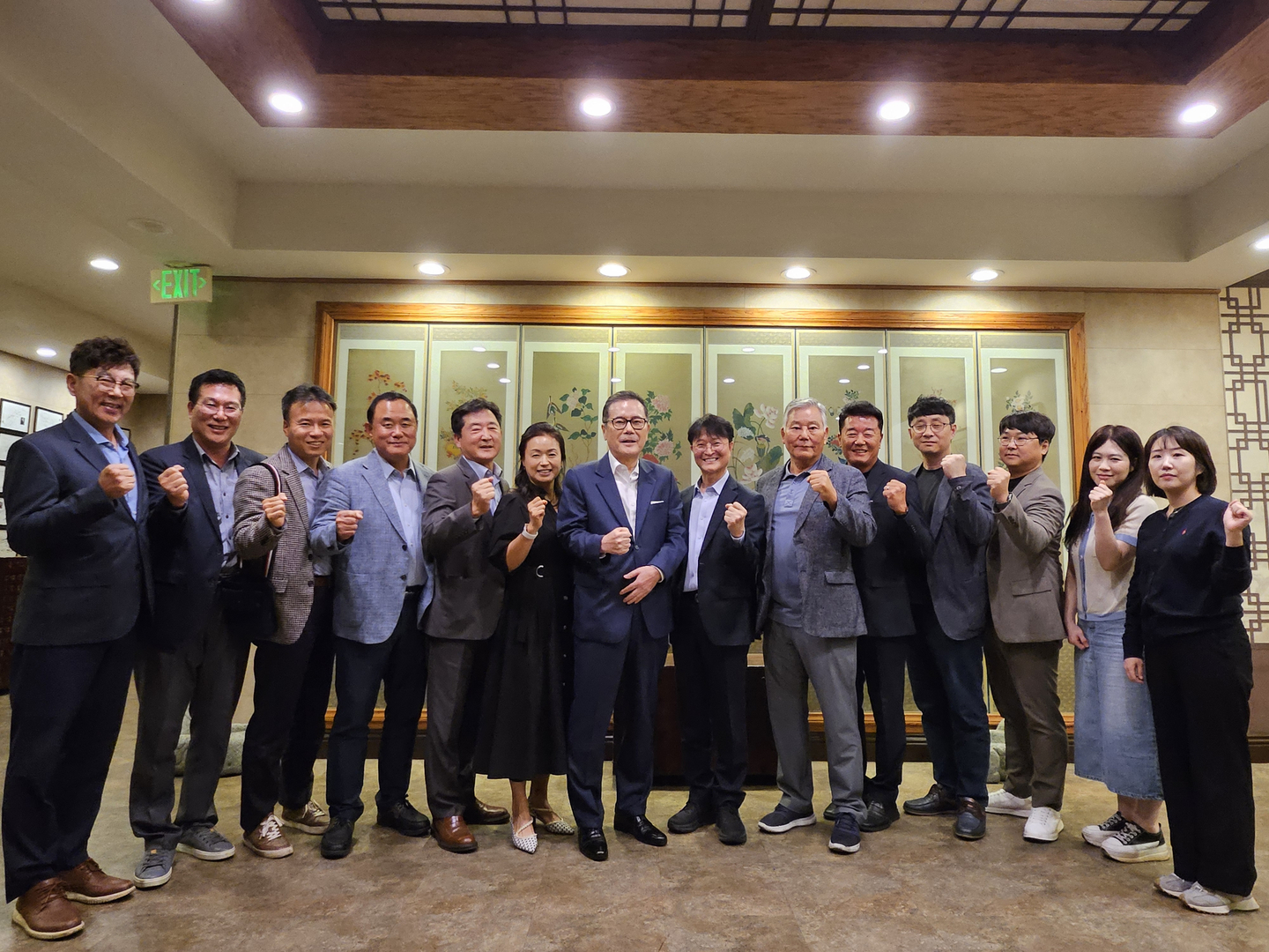 미주대구경북향우회 총연합회 단 리(맨 왼쪽부터 7번째) 총회장과 경북 외교통상국 이재훈 국장 등 관계자들이 기념촬영을 했다. [미주대구경북향우회 총연합회 제공]  
