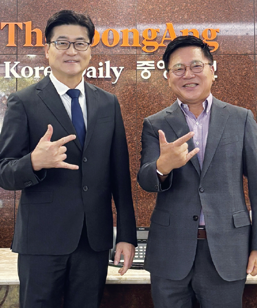 지난 20일 이중열 건국대학교 국제재단 이사장과 마크 정(왼쪽) 남가주동문회장이 건국대학교 국제재단의 공식 출범을 알렸다.