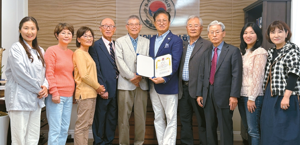 제37대 샌디에이고 한인회장에 앤디 박 현 회장의 연임이 확정됐다. 한인회 주요 임원들과 선관위원들이 자리를 함께했다. 왼쪽부터 헬렌 오 이사, 모경진 부회장, 김정아 부회장, 김영달 선관위원, 윤주일 선관위원, 앤디 박 한인회장, 한청일 선관위원장, 권순만 이사장, 여근하 이사, 최윤정 이사.