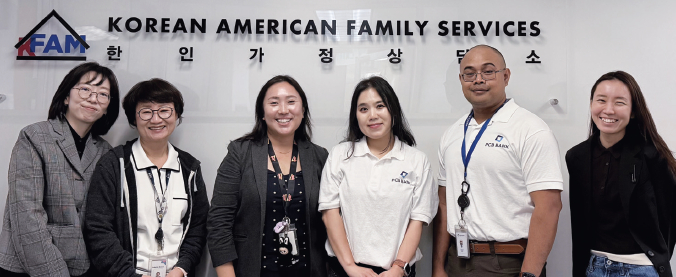 KFAM 및 PCB은행 관계자들이 기념사진을 촬영하고 있다. [KFAM 제공]