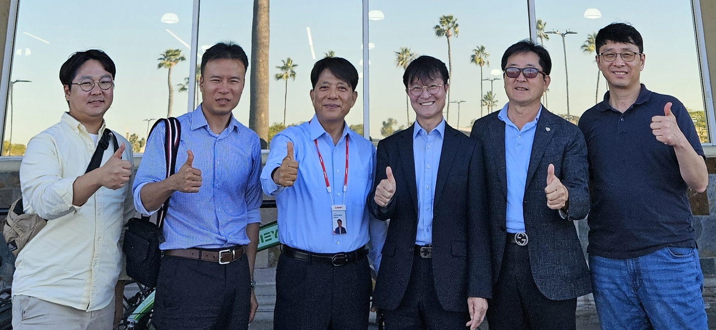 웨스트민스터 H마트를 방문한 경북 해외자문위원협의회 미 중서부지회 정영동(오른쪽 두 번째부터 차례로) 회장과 이재훈 경북도청 외교통상국장. 이 국장 왼쪽은 문석환 H마트 디렉터. [중서부지회 제공]