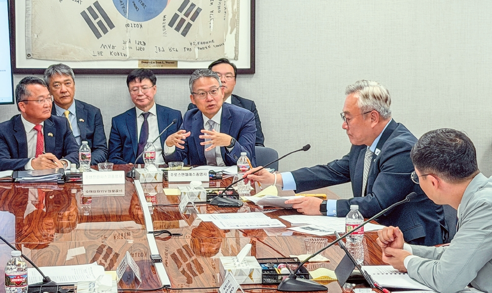 22일 LA총영사관에서 진행된 LA와 샌프란시스코 총영사관 국정감사에서 김영완(왼쪽 네 번째) LA총영사가 국회의원들의 질의에 답변하고 있다.  김상진 기자