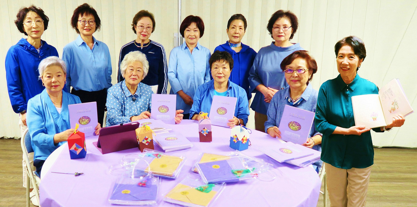 묵림사랑방 회원들이 첫 시화집 '사랑방 북소리'를 보여주고 있다. 앉은 이들 중 왼쪽에서 두 번째가 박양자 회장. [묵림사랑방 제공] 