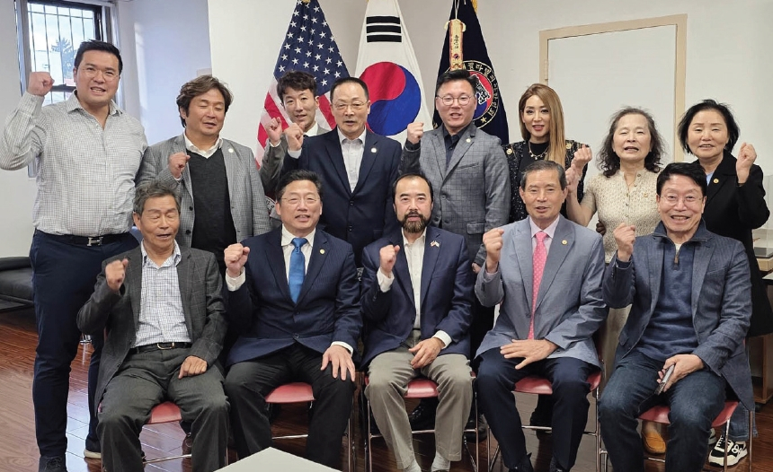 뉴욕한인회 임원진들이 지난 20일 필라델피아한인회를 방문했다. 두 한인회 임원진들은 이날 “양측 한인회가 더욱 긴밀한 협력 관계를 통해 지역 한인사회를 단합시키고, 차세대 한인들 사이 교류를 확대할 것”이라고 강조했다.  [뉴욕한인회]