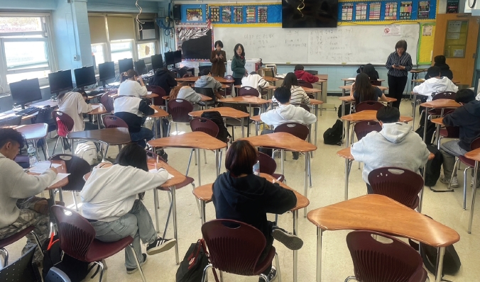 미동부 한인문인협회(회장 윤영미)가 주최한 제25회 고교 한글백일장이 뉴욕과 뉴저지에서 열려 총 115명의 학생들이 참가했다. 22일에는 뉴욕 베이사이드 고교와 프란시스루이스 고교에서, 23일에는 뉴저지 팰리세이즈파크 고교에서 대회가 진행됐다. 행사에는 문인협회 손정아, 김미선 이사와 권지선 한국어 교사가 입회해 학생들을 지도했다.  [미동부한인문인협회]