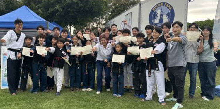 국기원 캘리포니아 지부(지부장 신용섭, 이하 가주 지부)가 부에나파크 시가 마련한 다문화 축제에서 태권 스토리 도장 관원들과 함께 품새, 격파 시범을 보이며 태권도를 알렸다. 지난달 27일 보이세랑 공원에서 진행된 태권도 시범 행사에서 조이스 안(앞줄 가운데 흰색 상의) 부에나파크 시장은 시범을 보인 청소년에게 시 명의 표창장을 전달했다. [국기원 가주 지부 제공] 