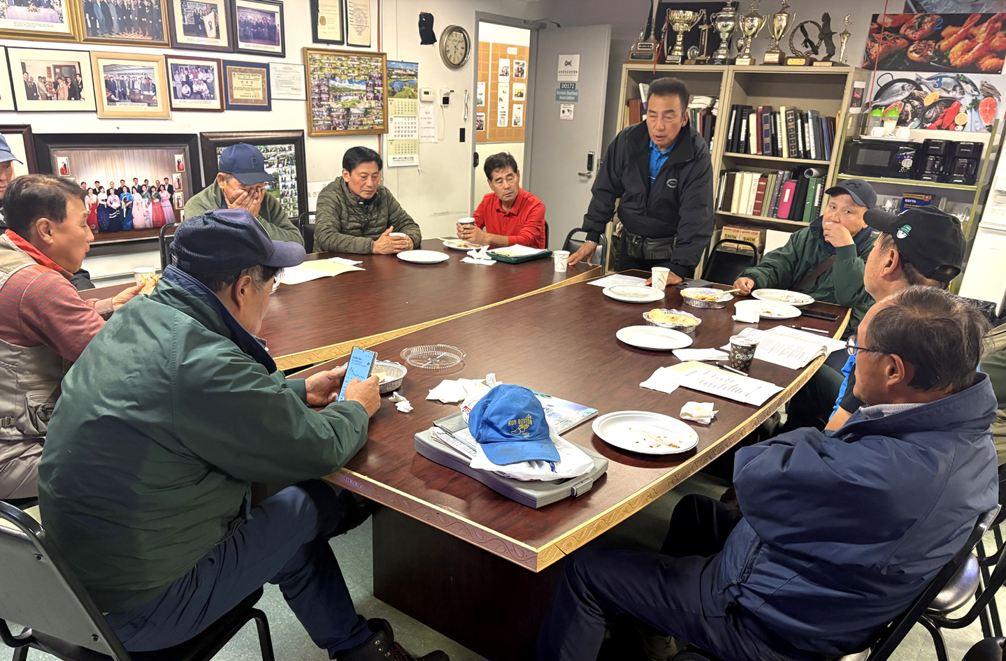 뉴욕한인수산인협회는 23일 협회 사무실에서 20여 명의 이사들이 참석한 가운데 4차 정기이사회를 열고 ▶수산인의 밤 행사 ▶장학생 선발(10~15명) 등 주요 안건에 대해 논의했다. 참석자들은 수산인의 밤 행사는 오는 12월 14일 개최하고, 준비위원장은 황규삼 이사장이 겸임하기로 했다. [뉴욕한인수산인협회]