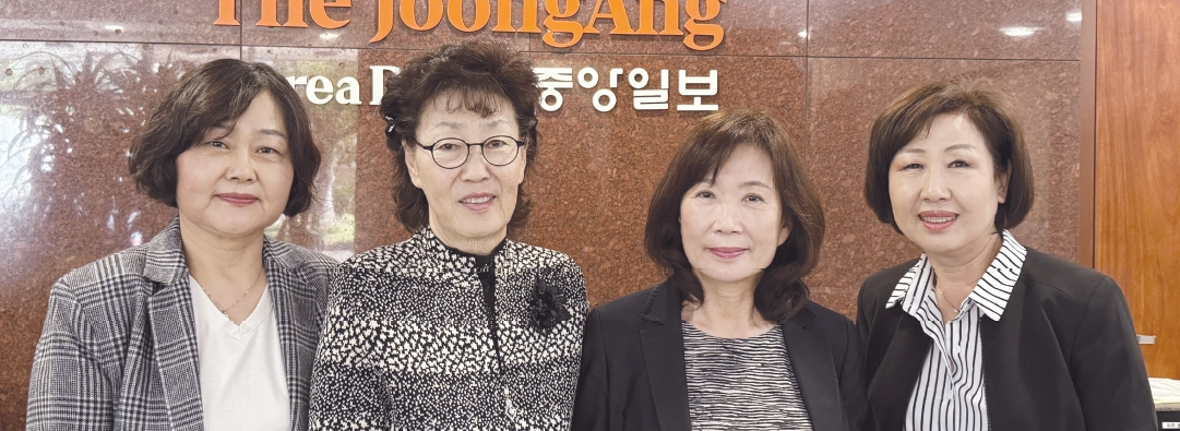 카플락 임원들이 기념사진을 촬영하고 있다. 왼쪽부터 노경옥 회계 , 박상금 회장 , 조이스 이 알토 팀장 , 미셸 양 소프라노 팀장 