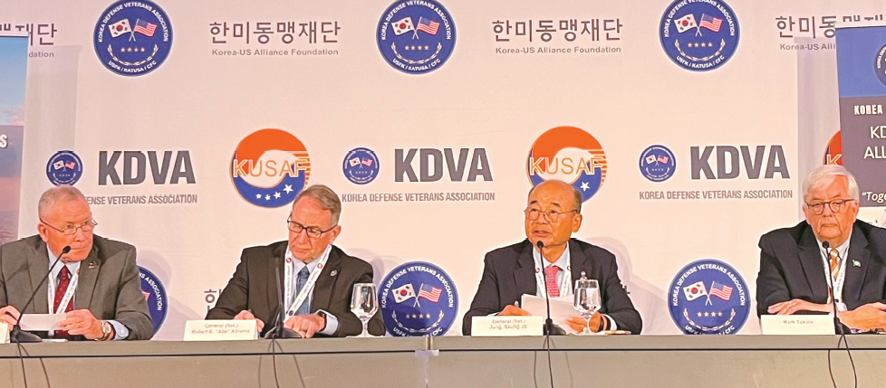 지난 25일 샌디에이고 맨체스터 그랜드 하얏트 호텔에서 열린 KDVA 연례 총회 및 한미동맹 콘퍼런스의 포럼 연사로 나선 정승조 전 합참의장이 발언 중이다. (왼쪽부터) 마이클 빌스 전 제8군 사령관(포럼 좌장), 로버트 에이브럼스 KDVA 회장, 정 전 합참의장, 마크 토콜라 전 주한미국대사관 부대사. 