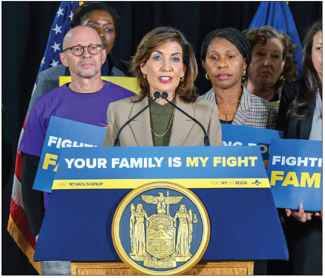 캐시 호컬 뉴욕주지사(연단)가 27일 연방정부 셧다운으로 푸드스탬프(SNAP)를 받지 못하게 될 위기에 처한 이들을 위해 3000만 달러 예산을 긴급 승인한다고 밝히고 있다. [사진 뉴욕주지사실]