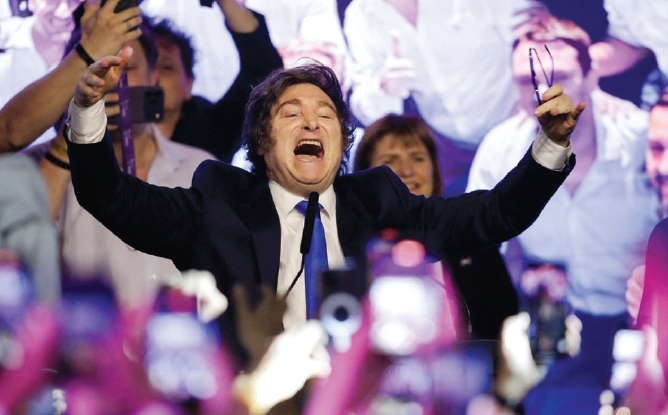 하비에르 밀레이 아르헨티나 대통령이 26일(현지시간) 부에노스아이레스에서 집권당 자유전진당의 중간선거 승리 소식에 환호하고 있다.  [로이터]