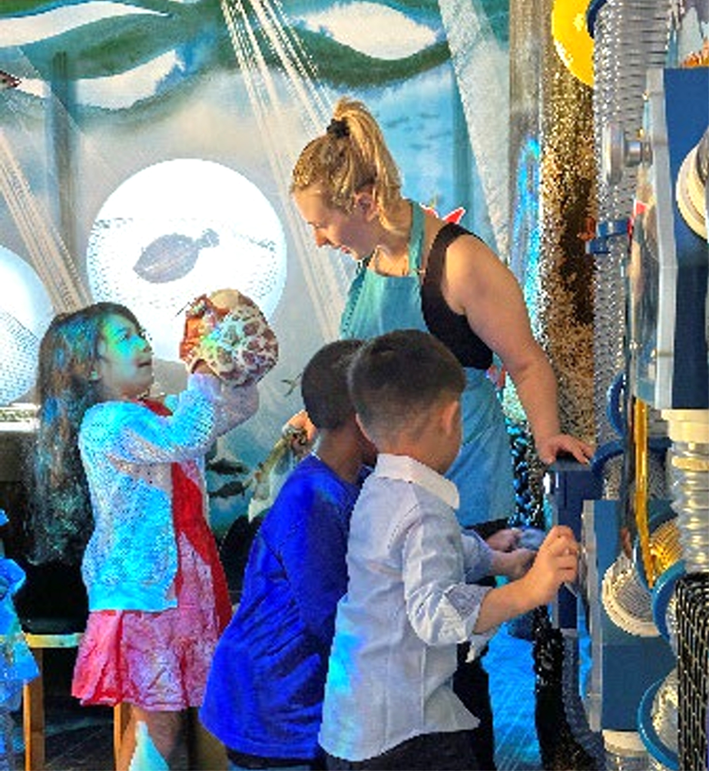 롱아일랜드 칠드런스뮤지엄에서 열리고 있는 '바다 이야기' 주제 상설 전시에서 어린이들이 롱아일랜드 해양문화에 대한 체험 학습을 하고 있다. [사진 LICM] 