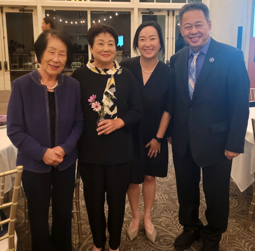 푸른 초장의 집 32주년 뱅큇 행사에서 황춘자(맨 왼쪽부터) 전 이사장, 엄영아 전 원장, 조이스 김 원장, 후원자 김동조씨가 함께 자리했다. [푸른 초장의 집 제공]