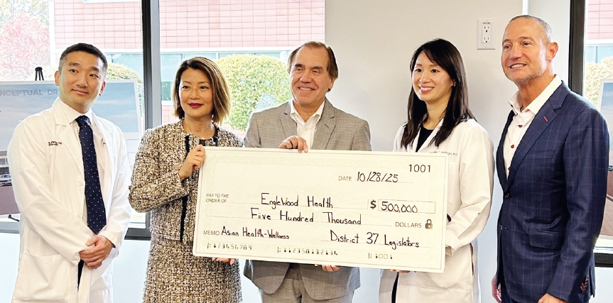 엘렌 박 뉴저지주하원의원(왼쪽 두 번째)과 크레이그 코글린 주하원의장(가운데)은 28일 뉴저지 잉글우드병원 아시안 헬스&웰빙 센터를 방문해 시설을 둘러보고, 아시안 커뮤니티를 대상으로 운영 중인 프로그램들의 현황을 점검했다. 이번 방문은 엘렌 박 의원의 주도로 해당 센터가 주정부로부터 지원받은 50만 달러의 예산이 효과적으로 활용되고 있는지를 확인하는 자리였다.  [엘렌 박 의원실]