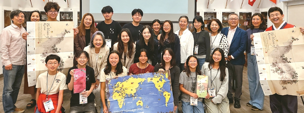 민관외교사절단 반크가 한국의 집과 함께 ″한국 홍보대사 양성″세미나를 가졌다. 사진은 세미나 직전 반크의 박기태 단장(사진 오른쪽)과 연구원들, 한국의 집 관계자, YA 임원들이 기념사진을 찍고 있다.