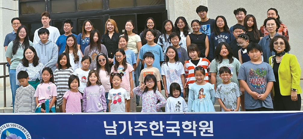 지난 25일 리버사이드 한국학교 공개수업을 마친 뒤 기념촬영을 했다. [남가주 리버사이드 한국학교 제공]