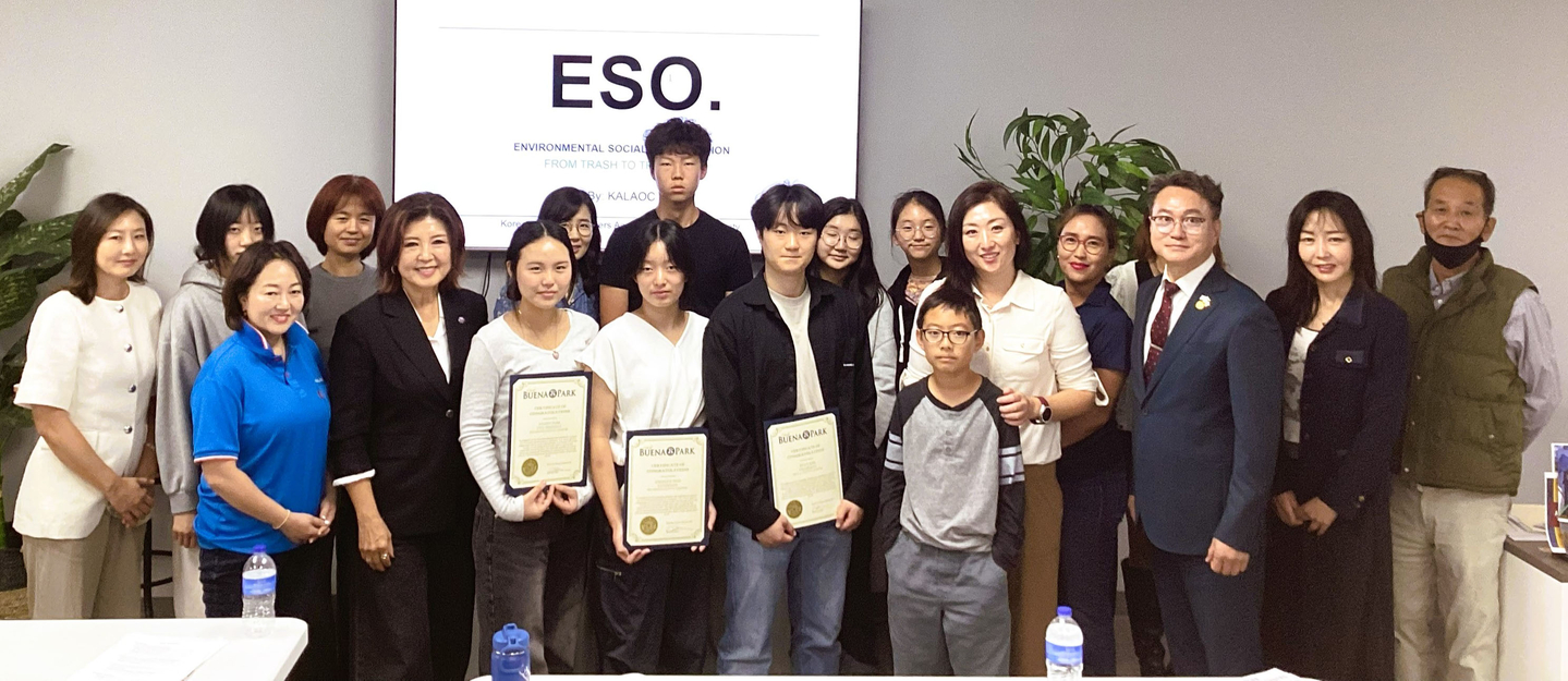 OC한미지도자협의회 산하 ESO 창단식 참석자들이 한자리에 모였다. 맨 앞 학생 어깨에 손을 올린 이가 레이철 윤 협의회장.  [협의회 제공]