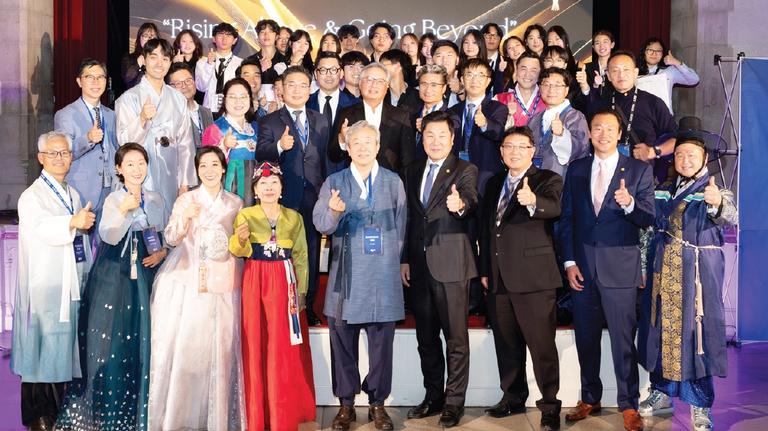 시민참여센터(대표 김동찬)는 지난 24일맨해튼 리버사이드교회에서 제29회 연례 만찬을 가졌다. 이번 행사는 다음 세대 리더들이 주축이 되어 기획.진행했으며, 토크쇼 형식으로 꾸며져 수상자들의 활동과 이야기를 공유했다. 이날 한인커뮤니티재단(KACF)의 설립자 윤경복 대표, 시민참여센터 박재우 이사, 제21기 고등학생 인턴십 학생들이 수상했다.  [시민참여센터]