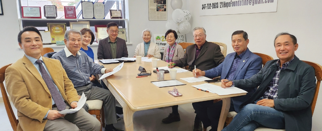 21희망재단(이사장 김준택)은 지난 29일 재단 사무실에서 정기이사회를 열고 오는 12월 27일 산수갑산2 식당에서 실시되는 장학생 선발 행사에 대해 논의했다. 이날 이사들은 장학생 선발 신청서는 11월 14일부터 받고, 마감은 12월 12일까지 하기로 결의했다.  [21희망재단]