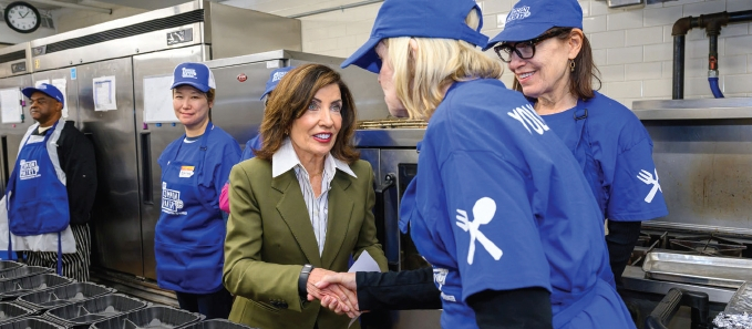 캐시 호컬 뉴욕주지사(가운데)가 30일 뉴욕주 식량 비상사태를 선포하고, 맨해튼에 위치한 푸드팬트리를 방문해 격려하고 있다.  [사진 뉴욕주지사실]