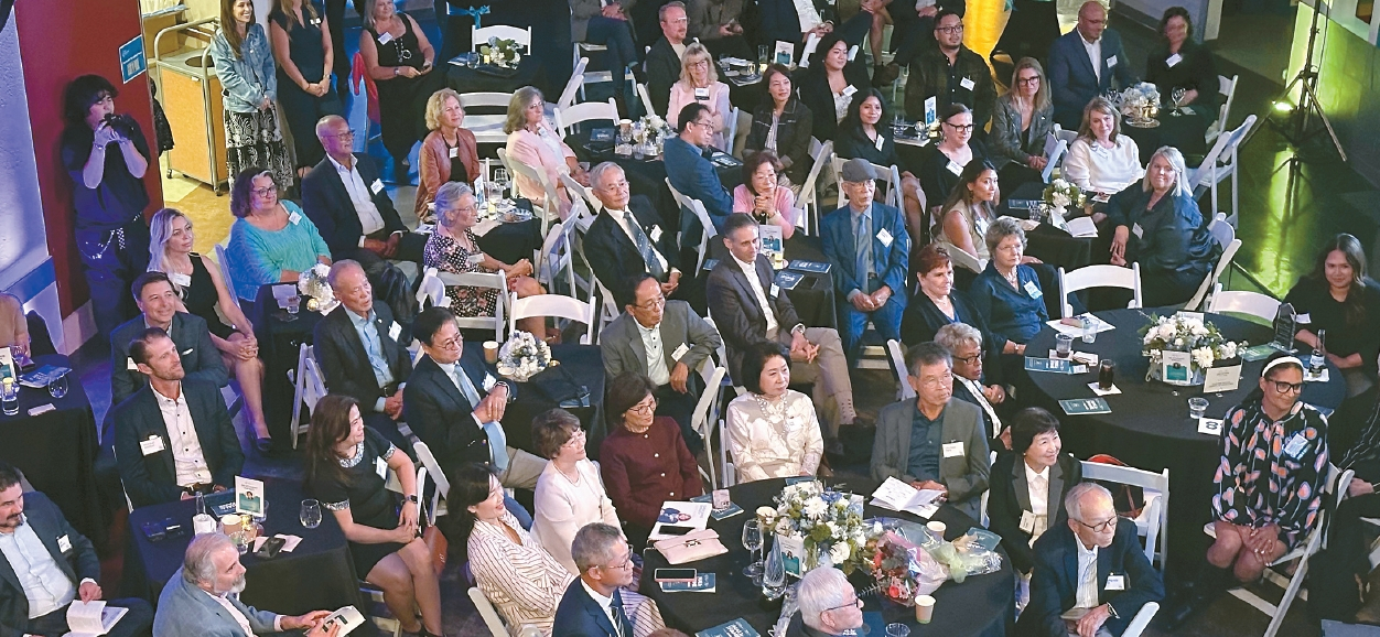 지난 23일 미션 고지 지역의 '주니어 어치브먼트 샌디에이고' 빌딩에서 평생공로상 시상식에 참석한 사람들. [SD한인회 제공]