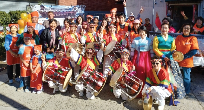 퀸즈YWCA는 지난 26일 플러싱에서 제3회 한국문화축제를 개최했다. 이날 행사에는 샌드라 황 뉴욕시의원, 에드워드 브라운스타인 주하원의원, 론 김 주하원의원이 함께해 지역 주민들과 김치 만들기, 보쌈 시식 등 다양한 체험을 즐겼다. 참가자들은 사물놀이 공연과 한복 체험을 통해 한국 전통문화도 직접 경험했다.  [퀸즈YWCA]