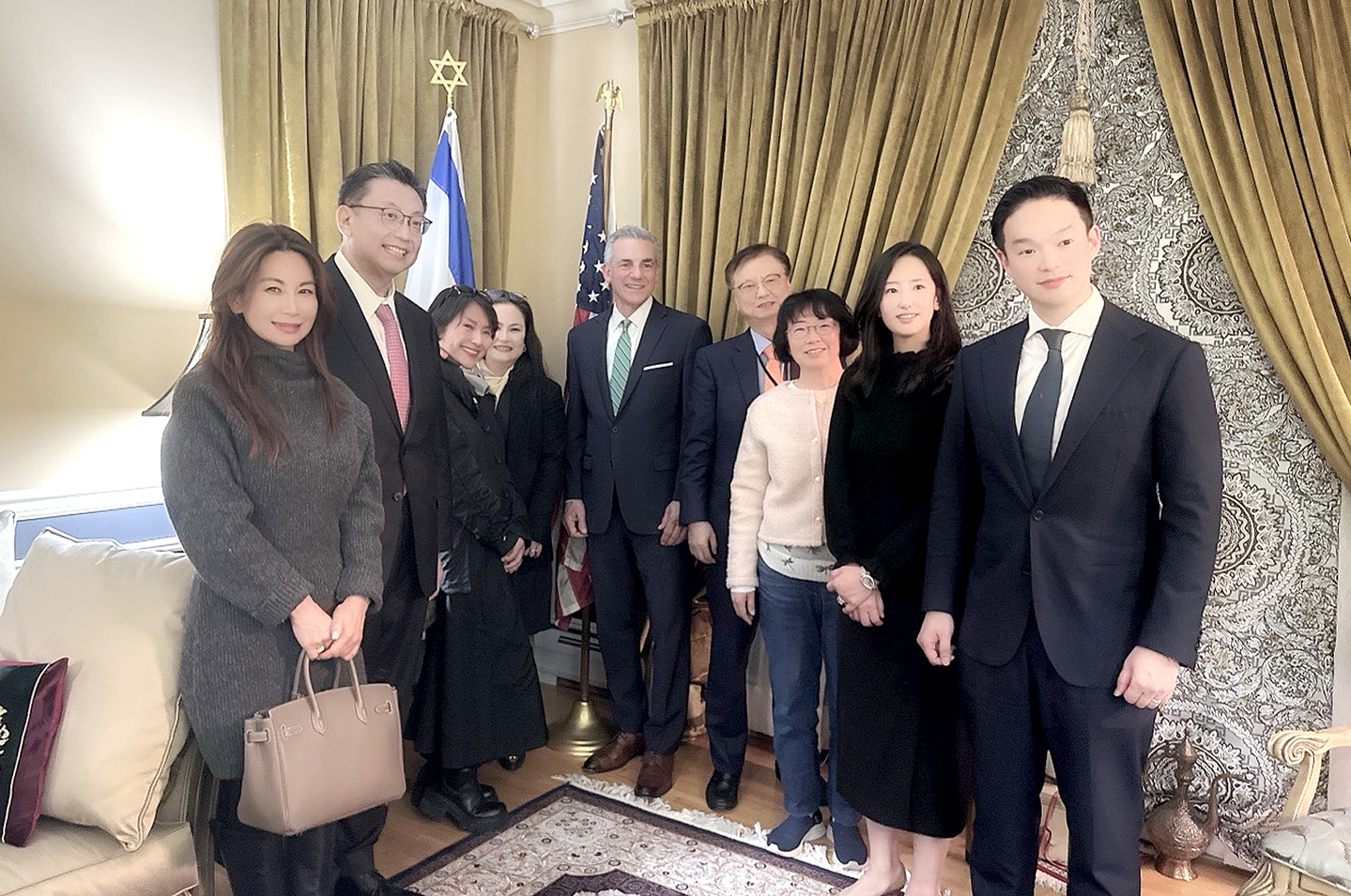 박명근 잉글우드클립스 시장 등 뉴저지한인공화당위원회 위원들은 최근 잭 치터렐리 뉴저지 공화당 주지사 후보와 간담회를 갖고 한인사회 발전 방안에 대해 논의했다. 치터렐리 후보는 ″뉴저지 높은 소득세의 점진적 완화, 각 타운에 강제 할당하는 무리한 어포더블 정책 중단, 급등한 전기료 안정화, 부모들의 학교 정책 참여권 확대, 보석금 제도 강화로 길거리 범죄 퇴치 등에 대해 설명하고, 주지사에 당선되면 한인 보좌관 채용 등 한인사회에 실질적 도움이 되는 정책으로 한인 소상공인들을 적극 돕겠다″고 약속했다. [뉴저지한인공화당위원회]