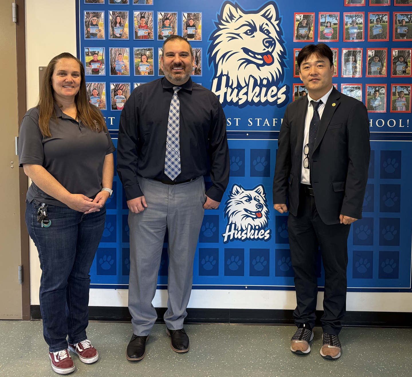 김진섭(맨 오른쪽부터) 국기원 가주 지부 사무총장이 지난달 28일 한센 초등학교에서 맷 클린턴 교장, 피닉스 피네다 사바나 교육구 프로그램 코디네이터와 함께 자리했다. [가주 지부 제공]