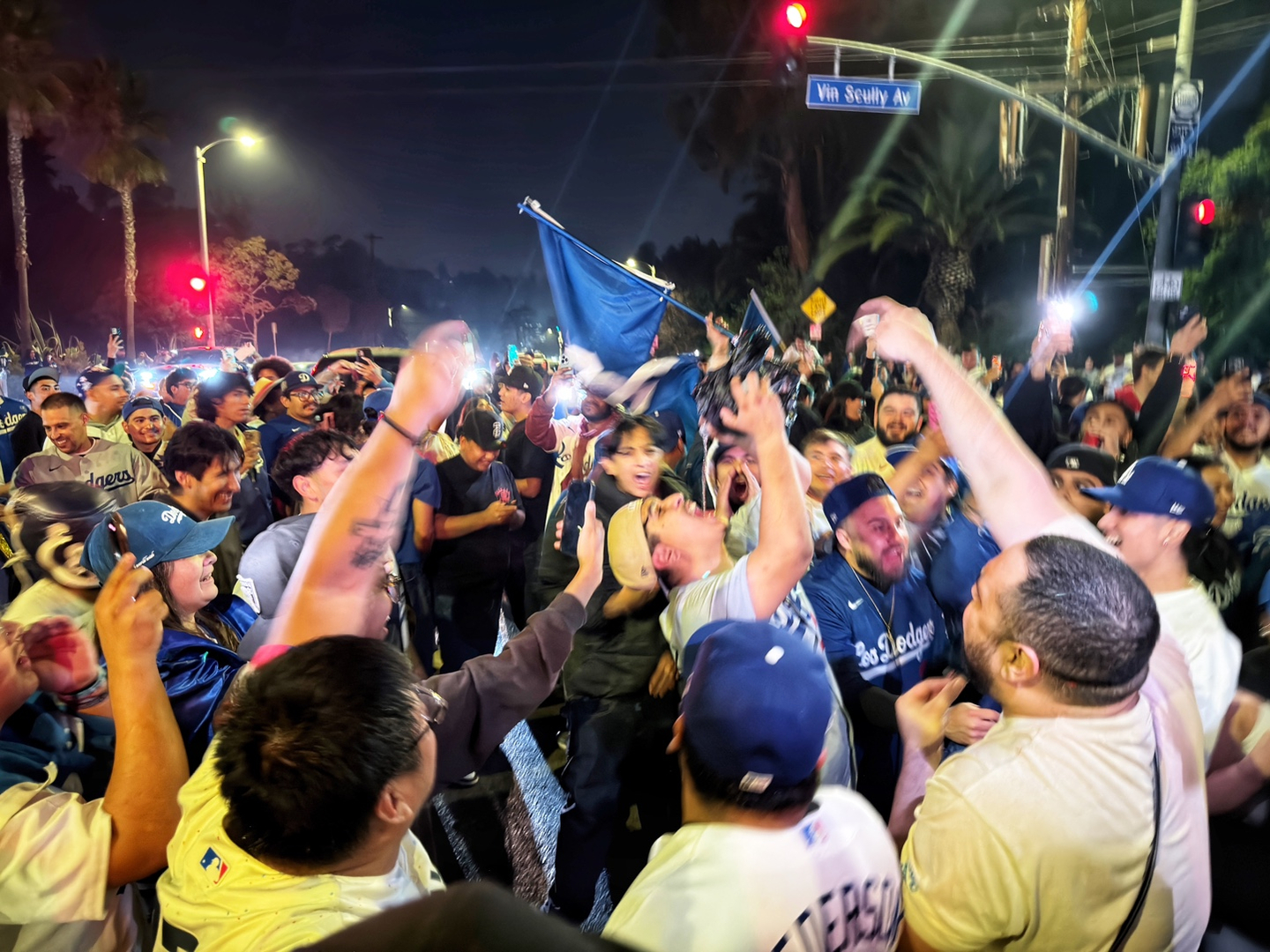 지난 1일 다저 스타디움 인근에 모인 LA주민들이 월드시리즈 2연패를 축하하고 있다. 김상진 기자