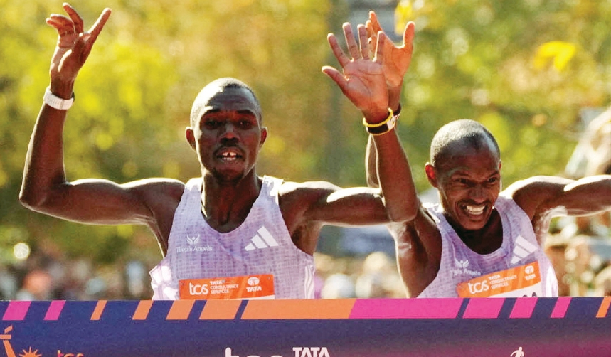 세계 4대 마라톤 대회인 뉴욕시 마라톤 대회가 2일 뜨거운 열기 속에 진행됐다. 이날 선수들과 마라톤을 사랑하는 뉴요커들은 청명한 가을 날씨 속 스태튼아일랜드에서 시작해 맨해튼 센트럴파크에서 끝나는 코스를 힘차게 달렸다. 이날 케냐 출신의 벤슨 키프루토(왼쪽)가 2시간8분9초 기록으로 결승선을 통과하며 우승을 차지했으며, 같은 케냐 출신 알렉산더 무티소(오른쪽)가 간발의 차로 2위를 차지했다.  [로이터]