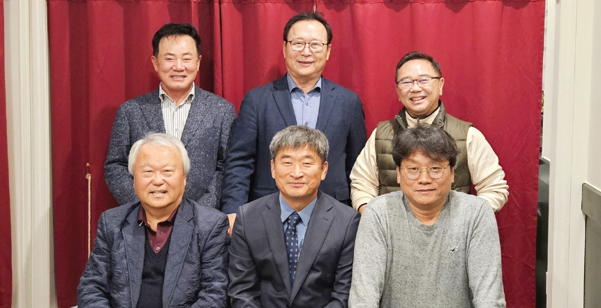 민주평화통일자문회의(민주평통) 뉴욕협의회는 제22기 출범을 앞두고 지난달 30일, 퀸즈의 파도이즈백 식당에서 전직 회장단과 상견례를 갖고 협의회 운영 방향과 동포사회 협력 방안을 논의했다. 뒷줄 왼쪽부터 시계방향으로 이종원 20기 회장, 김기철 전 미주부의장, 양호 18.19기 회장, 김원곤 22기 간사, 이시화 회장, 박호성 21기 회장.  [뉴욕평통]