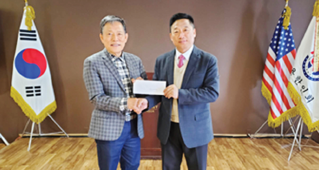 이명석 뉴욕한인회장(오른쪽)에게 약정 4만 달러 중 첫 1만 달러를 전달하는 윤희주 애플클리너 대표. [사진 뉴욕한인회]