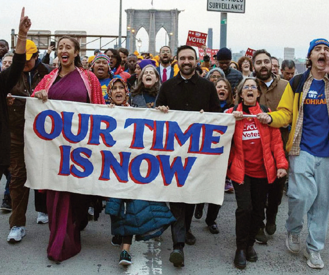 3일 오전 조란 맘다니 민주당 뉴욕시장 후보(가운데)가 지지자들과 함께 ‘우리의 시간은 지금’이라는 문구를 들고 브루클린브리지를 건너고 있다. [사진 조란 맘다니 선거 캠페인]