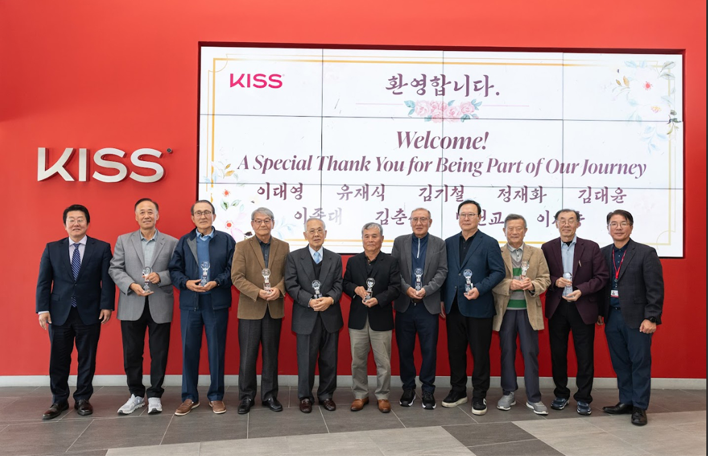 키스뷰티그룹은 창립 36주년을 맞아 회사의 성장과 발전에 함께해 온 주요 인사들을 초청해 오찬과 골프 라운딩을 진행하는 기념 행사를 개최했다. [사진 키스뷰티그룹]