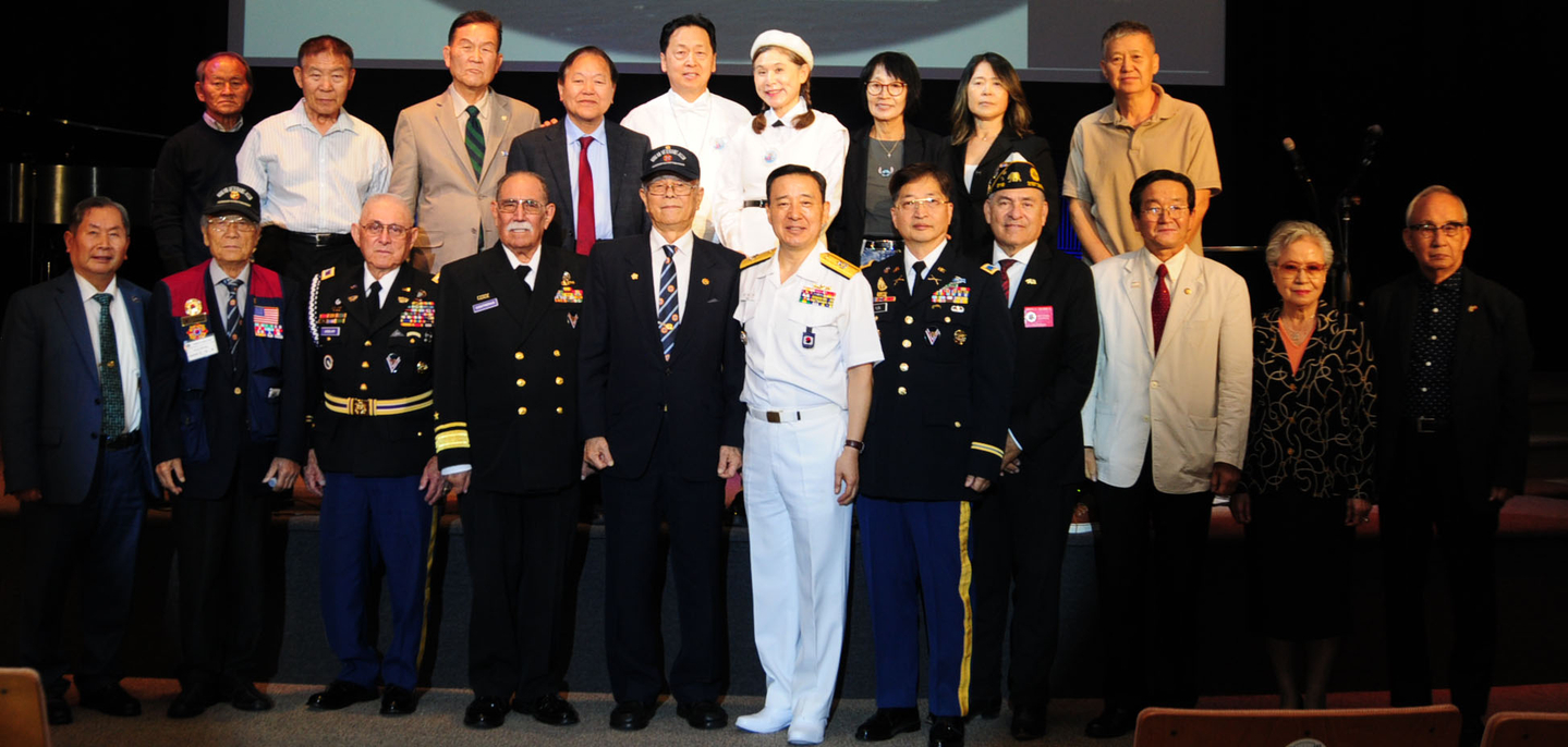 소말리아 해적 일파에 피랍된 삼호주얼리호 선원 구출 작전 '아덴만 여명'의 주역 조영주 예비역 제독(준장)이 OC에서 4차례 간증을 마쳤다. 조 제독은 지난달 30일부터 이달 2일까지 미주복음방송, 갈보리교회(2회), 헌팅턴비치교회에서 간증했다. 지난 2일 헌팅턴비치교회에서 간증 집회를 마친 조영주(앞줄 왼쪽에서 6번째) 제독이 한인, 타인종 재향군인 관련 단체 관계자들과 함께 자리했다. 뒷줄 왼쪽에서 5번째가 간증 집회를 연 김현석 예비역기독군인회 미 남서부지회장. [남서부지회 제공]