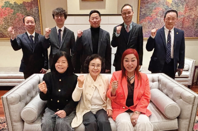 뉴욕한인회 임원진들이 지난달 30일 맨해튼 뉴욕총영사관 관저에서 오찬 모임을 진행했다. 이상호 총영사 대리는 “지난 9월 이재명 대통령 뉴욕동포간담회 당시 뉴욕한인회의 적극적인 협조로 행사가 잘 마무리됐다”며 “내년에 있을 행사들도 잘 협조하겠다”고 전했다. [뉴욕한인회]