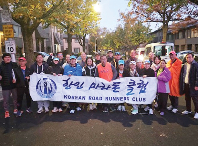 한인마라톤클럽(KRRC·회장 나인숙)은 지난 2일 열린 2025 TCS 뉴욕마라톤에 20여 명이 참가해 전원 완주했다. 특히 최영희·장미나·최순희·신해련 회원은 첫 마라톤 완주에 성공하며 황금빛 메달을 받는 영광을 안았다.  [한인마라톤클럽]