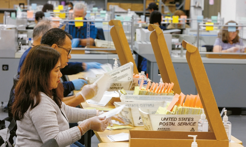4일 샌디에이고 카운티 개표소에서 선관위 직원들이 가주 주민 발의안 50 특별선거의 우편투표용지를 분류하고 있다.  [로이터]