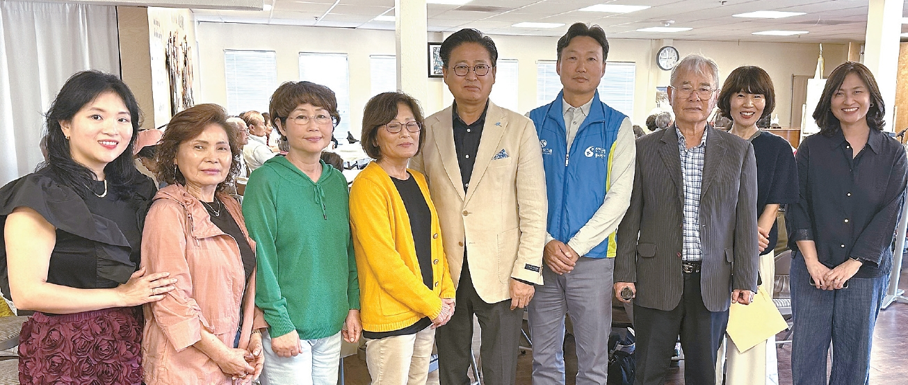 신한은행의 '은행 거래 안전교육 세미나'가 지난 4일 샌디에이고 한미시니어센터에서 열렸다. 왼쪽부터 여근하.김영옥.모경진 한인회 이사, 김정아 부회장, 앤디 박 회장, 이상엽 신한은행 본부장, 한청일 시니어센터 회장, 왕혜경 신한은행 SD 부지점장, 유도희 대리.