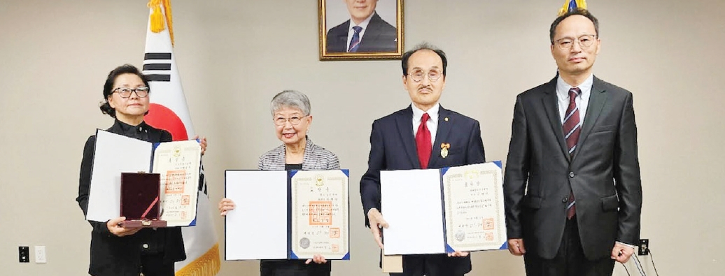 주뉴욕총영사관이 지난 4일 맨해튼 총영사관에서 제19회 세계한인의날 유공 포상 전수식을 개최했다. 전 뉴욕한인교회 목사인 고 장철우 원로목사(왼쪽 장 목사 부인)가 국민훈장 동백장을, 김태자 한국음악재단 자문위원장(왼쪽 두 번째)이 국민포장을, 이영규 미래전략연구재단 회장(오른쪽 두 번째)이 대통령 표창을 받았다.  [주뉴욕총영사관]