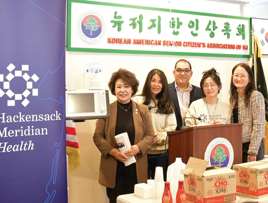 뉴저지한인상록회는 지난 4일 해켄색병원의 전문 의료진들과 간호사들과 함께 50여명의 시니어를 대상으로 혈당.혈압.콜레스테롤 측정 등 건강검진과 건강관리 세미나를 실시했다. 세미나에서는 Ane Park 박사가 식단과 기초 수치 관리의 중요성을 설명했고, 가정의학 전문의 심재현 박사가 환절기 독감 예방접종 필요성을 강조했다.  [뉴저지한인상록회]