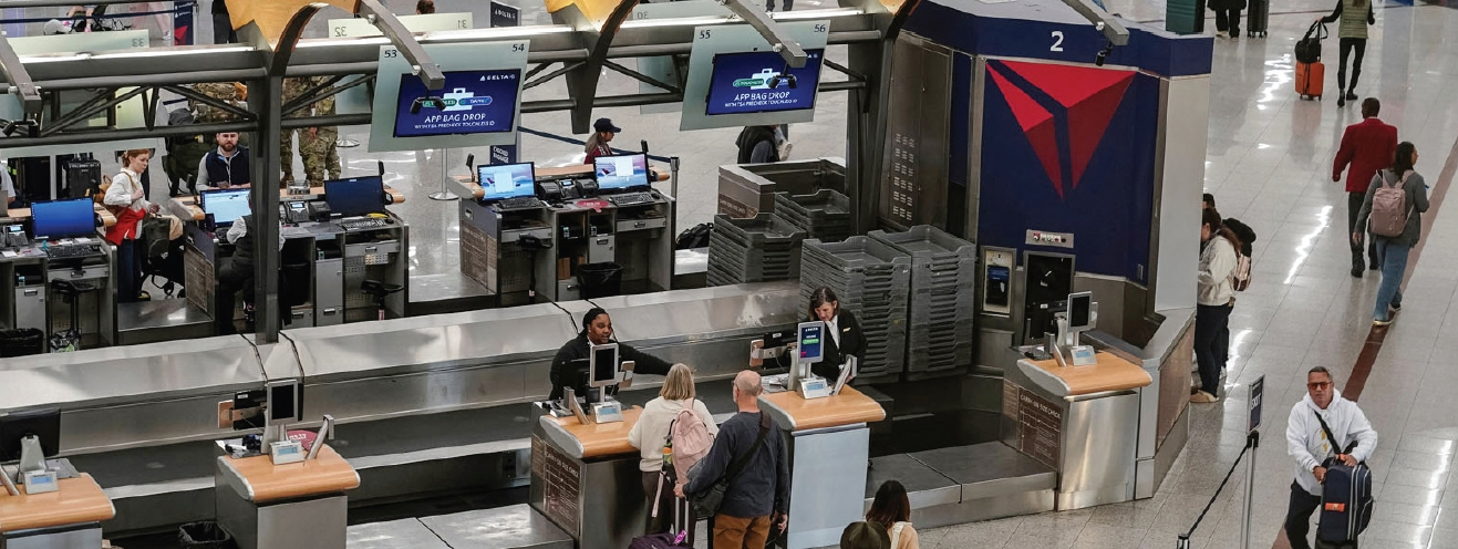 연방정부 셧다운(일시적 업무정지) 사태로 항공운항 안전에 대한 우려가 커지면서 뉴욕·LA·시카고 등 주요 도시 공항의 운항을 10% 감축하기로 발표한 직후인 6일 오전 조지아주 애틀랜타 국제공항의 모습.  [로이터]