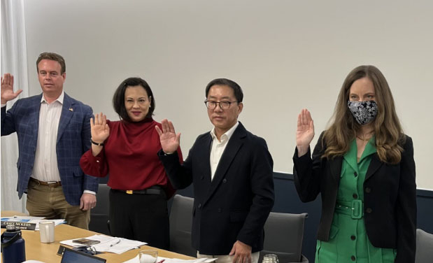 지난 2023년 OC전력청 이사회 의장으로 선출된 정 시장(왼쪽에서 세 번째)이 신임 이사들과 함께 취임 선서를 하는 모습. [풀러턴 시 제공, OC전력청 웹사이트]