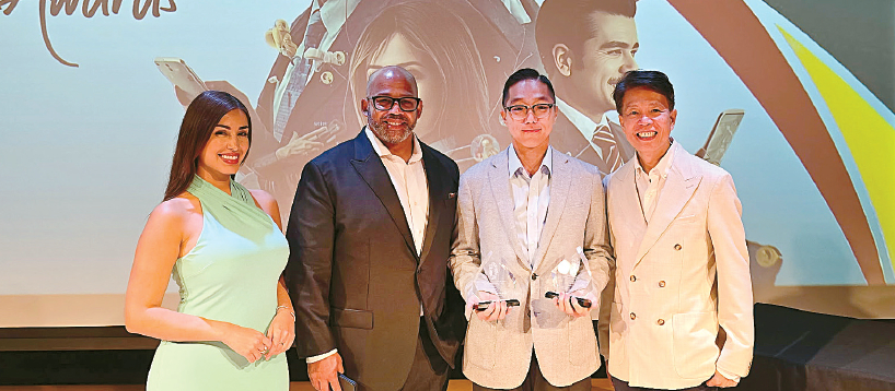 문화 & 스포츠 부문 최우수상과 비즈니스 부문 우수상을 받은 본지 김경준(오른쪽 두 번째) 기자. [ACoM 제공]