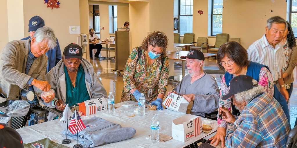 밝은사회운동본부(GCS) 회원들이 베터런스데이를 하루 앞둔 10일 웨스트LA 재향군인병원을 찾아 한국전 참전용사들에게 음식과 선물을 전달하고 있다.  김상진 기자
